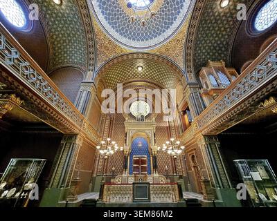 Das luxuriöse Innere der Synagoge im jüdischen Viertel Josefow mit nicht nur jüdischen, sondern auch maurischen und muslimischen Motiven, wo geometrische und Stockfoto