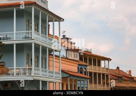 Malerischer Blick auf historische Wohnhäuser mit Holzbalkonen, pastellfarbenen Fassaden und Ziegeldächern. Traditionelle städtische Architektur, kulturelle Herita Stockfoto