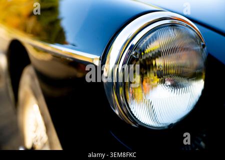 Old-School-Glühlampen auf einem glänzend schwarzen 1965-MGB-Roadster sind ein zeitloser britischer Klassiker. Stockfoto