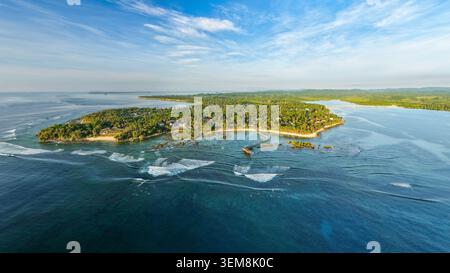 Blick aus der Vogelperspektive auf den Surfbereich Cloud 9 mit seiner berühmten Holzpromenade, brechenden Wellen und üppigen Palmen entlang der Küste in General Luna, Caraga, Phi Stockfoto