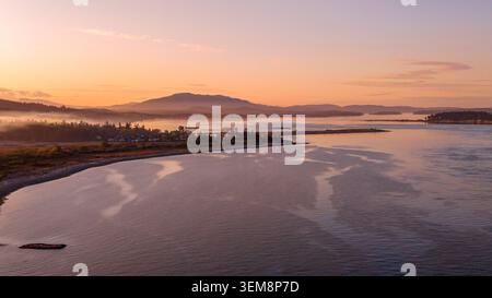 Drohnenfotografie aus der Vogelperspektive des Island View Beach bei Sonnenuntergang, Saanich Peninsula, Victoria BC Kanada. Malerischer Sonnenuntergang über dem Sandstrand in der goldenen Stunde. Stockfoto