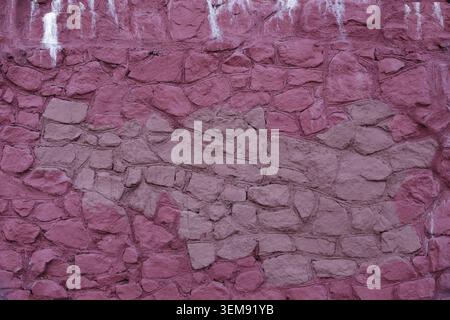 Verwitterte Oberfläche weist Anzeichen von Alter und Verschleiß auf. Die Textur hebt unregelmäßige Formen und natürliche Unregelmäßigkeiten hervor. Ideal für rustikale, Vintage Stockfoto