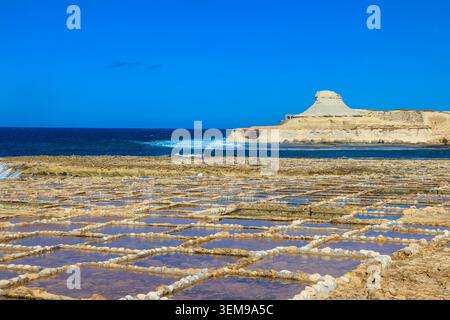 Wunderschöner Blick auf den weißen Hügel Qolla l-Bajda, auch bekannt als Xwejni Rock und Xwejni Salzpfannen in der Nähe von Marsalforn auf der Insel Gozo, Malta Stockfoto