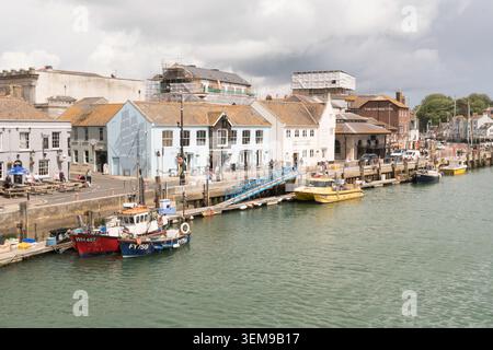 Fischerboote liegen am Custom House Quay im Hafen von Weymouth, Dorset Stockfoto