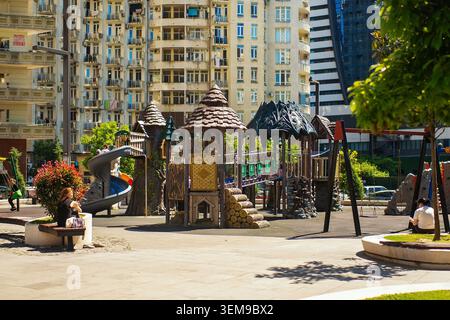 Batumi, Georgia - 03. Juni 2026: Farbenfroher Kinderspielplatz mit märchenhaftem Design vor Hochhäusern. Stockfoto