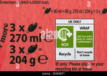 Verpackung recyceln Sie Verpackungen mit Taschen in einem großen Supermarkt nicht zu Hause Details auf der Packung mit Solero Strawberry Twist Eiscremes recyceln Stockfoto