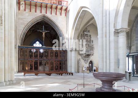 Ernstkappele (Ernst-Kapelle) und Renaissance-Epitaph von Werner von Plotho 1589 von Hans Klintzsch im Nordschiff des gotischen Dom St. Mauritius und Katharin Stockfoto