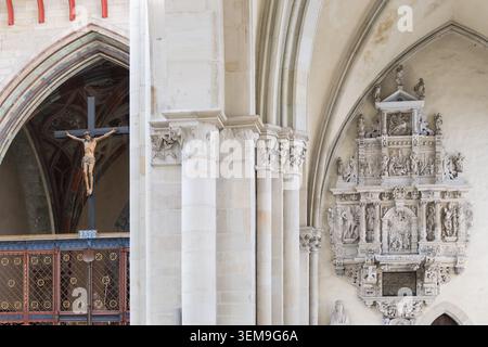 Ernstkappele (Ernst-Kapelle) und Renaissance-Epitaph von Werner von Plotho 1589 von Hans Klintzsch im Nordschiff des gotischen Dom St. Mauritius und Katharin Stockfoto