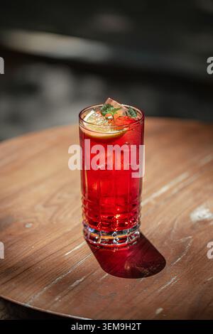 Roter Cocktail mit Eis in Kristallglas Stockfoto