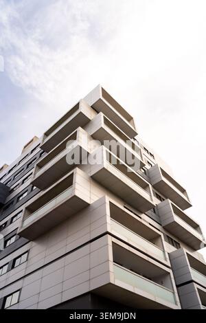 Moderne Architektur mit abstrakten geometrischen Balkonen, die ein sich wiederholendes Muster erzeugen Stockfoto