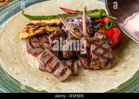 Traditionelle türkische Grillplatte, serviert auf Lavaschbrot Stockfoto