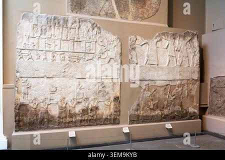 Neo-assyrische Gipsmauerreliefs mit Soldaten und Schlachtszenen, antike Mesopotamia Palace Art, British Museum London UK Stockfoto