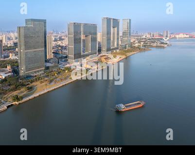 Guangzhou Window Complex – Drone aus der Vogelperspektive auf das Landmark Waterfront Development am Pearl River in Guangdong Metropolis Stockfoto