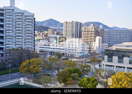 Luftaufnahme einer japanischen Stadtlandschaft mit modernen Wohnhochhäusern neben niedrigeren Gewerbegebäuden. Die städtische Stockfoto