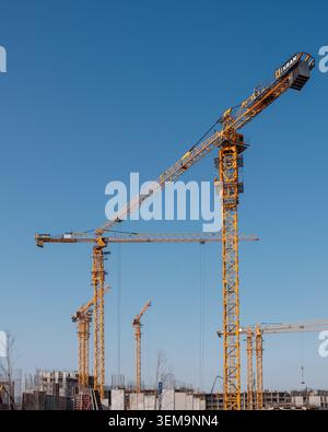 Turmkräne arbeiten an einem großen Wohnbauprojekt in Jekaterinburg, Russland. Stockfoto
