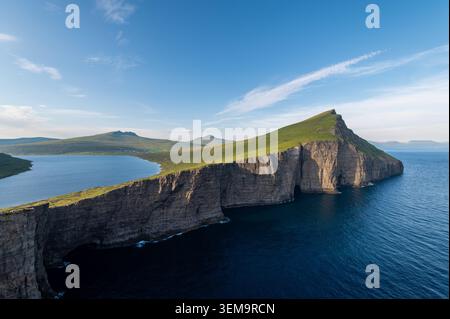 Blick aus der Vogelperspektive auf den Sørvágsvatn-See, der über dem Meer neben dramatischen Klippen zu schweben scheint, Färöer-Inseln Stockfoto
