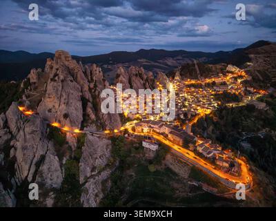 Luftaufnahme des Dorfes Castelmezzano bei Nacht in Basilicata Italien Stockfoto