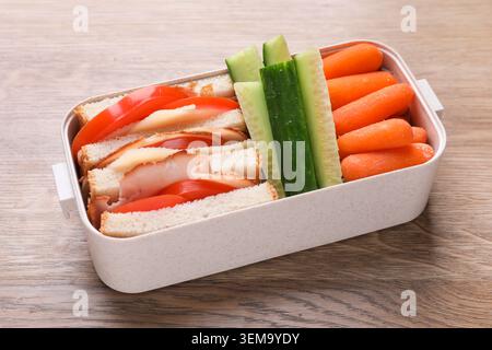 Lunchbox mit leckerem Essen auf Holztisch, Nahaufnahme Stockfoto