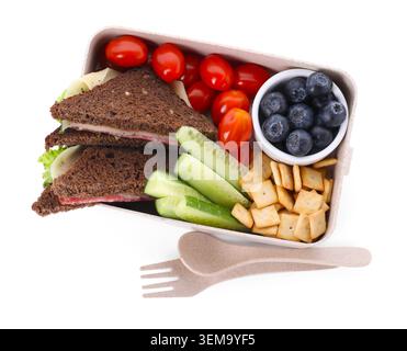 Lunchbox mit leckeren Speisen und Besteck isoliert auf weiß, Blick von oben Stockfoto