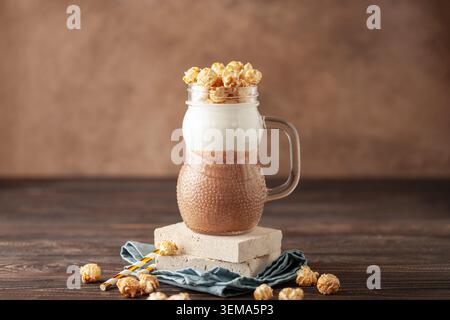 Glas heiße Schokolade mit Schlagsahne, Karamell-Popcorn, Popcorn Frappe Stockfoto