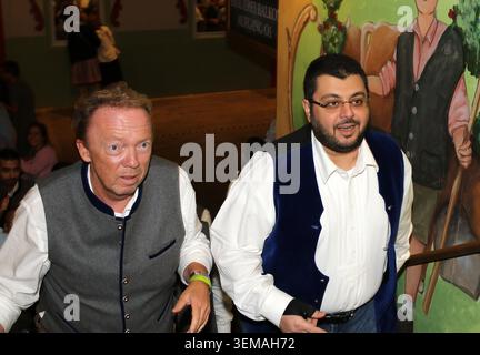 Hier im Bild Hasan Ismaik, Mehrheitsgesellschafter beim TSV Munich 1860, Investor auf dem Oktoberfestbesuch, Wiesnbesuch des TSV Munich 1860 im Trachtenhemd im Hackerzelt, hier mit dem damaligen Präsidenten Peter Cassalette (li.) Stockfoto