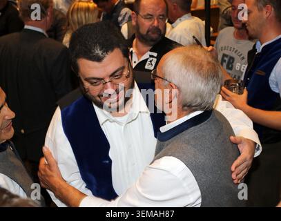 Hier im Bild Hasan Ismaik, Mehrheitsgesellschafter beim TSV Munich 1860, Investor auf dem Oktoberfestbesuch, Wiesnbesuch des TSV Munich 1860 im Trachtenhemd im Hackerzelt, hier mit Hans Sitzberger (re.) Bei der Begrüssung Stockfoto