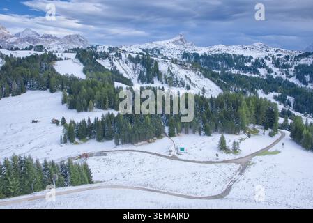 Schneebedeckte Wiesen, Wald und gewundene Wege auf dem Pralongia-Plateau über Corvara in den Dolomiten, Südtirol, Italien. Stockfoto