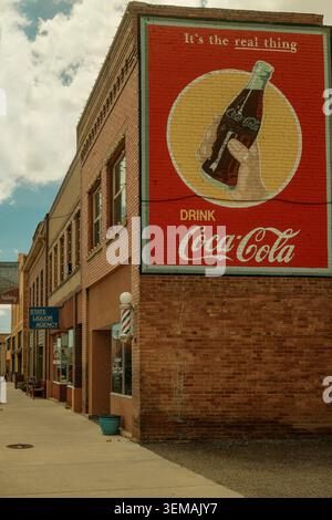 Große Coca-Cola-Wandwerbung in einem historischen Geschäftsgebäude in Helper, Utah, USA. Stockfoto