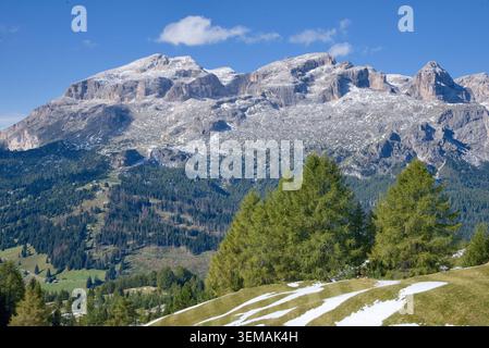 Das Bergmassiv der Sellagruppe in den Dolomiten, Alta Badia, Südtirol, Italien mit dem Pralongieplateau im Vordergrund Stockfoto