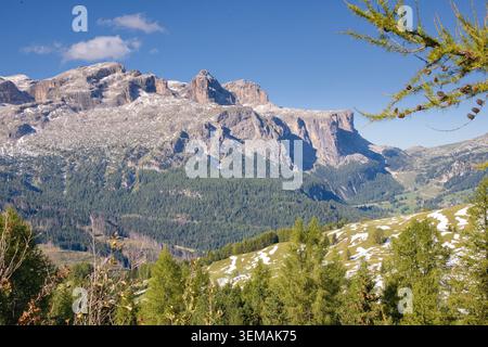 Das Bergmassiv der Sellagruppe in den Dolomiten, Alta Badia, Südtirol, Italien mit dem Pralongieplateau im Vordergrund Stockfoto