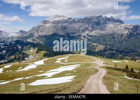 Das Bergmassiv der Sellagruppe in den Dolomiten, Alta Badia, Südtirol, Italien mit dem Pralongieplateau im Vordergrund Stockfoto