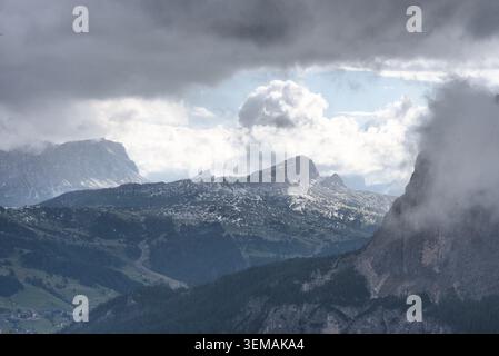 Dramatische Landschaft der italienischen Dolomiten mit felsigen Gipfeln, teilweise von starken Sturmwolken verdeckt, Alta Badia, Südtirol, Italien Stockfoto