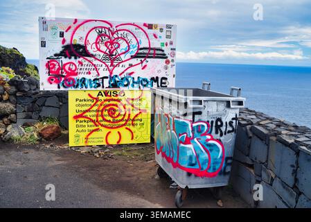 Touristische Go Home Graffiti-Schilder und Warnungen und Ratschläge für Vandalismus von Fahrzeugen in Playa de Nogales, den Kanarischen Inseln, Puntallana, La Palma Spanien Stockfoto