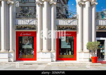 Skopje, Nordmazedonien, 2. Juni 2026. Außenfenster des Luxusgeschäfts von Cartier im Stadtzentrum Stockfoto