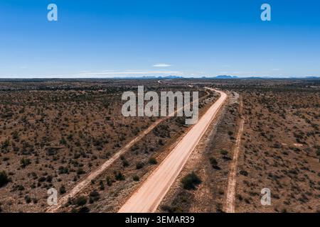 Luftweg durch trockenes Buschland im ländlichen Namibia, mittags Stockfoto