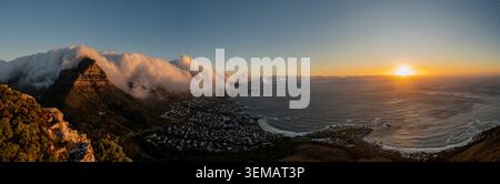 Sonnenuntergangspanorama über Camps Bay vom Lions Head Kapstadt Stockfoto
