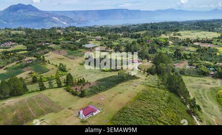 Atemberaubender Blick aus der Höhe der Drohne auf eine wunderschöne Kirche, umgeben von üppigen grünen Hügeln und Landschaften auf Samosir Island, Nord Sumatra, Indonesien Stockfoto