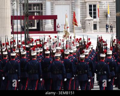 MADRID, SPANIEN – JUNI 06: Papst Leo XIV. Besuchte den König und die Königin von Spanien an seinem ersten Tag in der Hauptstadt. Nach seiner Abreise versammelten sich die Gläubigen vor dem Königspalast. Stockfoto