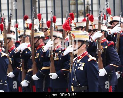 MADRID, SPANIEN – JUNI 06: Papst Leo XIV. Besuchte den König und die Königin von Spanien an seinem ersten Tag in der Hauptstadt. Nach seiner Abreise versammelten sich die Gläubigen vor dem Königspalast. Stockfoto