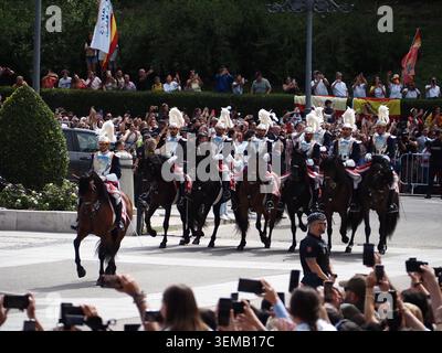 MADRID, SPANIEN – JUNI 06: Papst Leo XIV. Besuchte den König und die Königin von Spanien an seinem ersten Tag in der Hauptstadt. Nach seiner Abreise versammelten sich die Gläubigen vor dem Königspalast. Stockfoto
