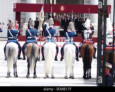 MADRID, SPANIEN – JUNI 06: Papst Leo XIV. Besuchte den König und die Königin von Spanien an seinem ersten Tag in der Hauptstadt. Nach seiner Abreise versammelten sich die Gläubigen vor dem Königspalast. Stockfoto