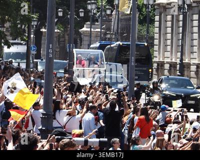 MADRID, SPANIEN – JUNI 06: Papst Leo XIV. Besuchte den König und die Königin von Spanien an seinem ersten Tag in der Hauptstadt. Nach seiner Abreise versammelten sich die Gläubigen vor dem Königspalast. Stockfoto