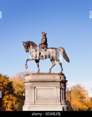 Statue von George Washington im Unterhaus von Boston, Massachusetts, USA. Erster Präsident der Vereinigten Staaten von Amerika. Sonniger Tag. Vertikal Stockfoto