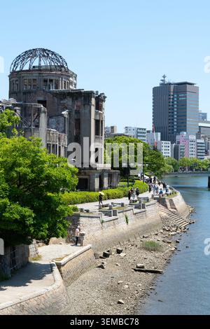 Hiroshima, Japan - 26. Mai 2026: Unbekannte Menschen gehen am Hiroshima Peace Memorial vorbei, oder auch bekannt als Atombombenkuppel in Hiroshima. Stockfoto