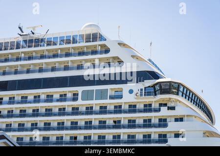 Große moderne Kreuzfahrtschiff-Superstruktur mit Reihen von Kabinen-Balkonen und Navigationsbrückenfenster, Luxus-Marinesektor und Freizeittourismus Stockfoto