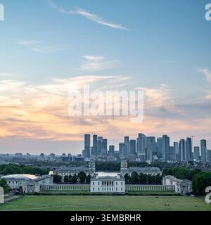 Ein Panoramablick über die klassische Architektur des National Maritime Museum und Queen's House in Greenwich Park Stockfoto