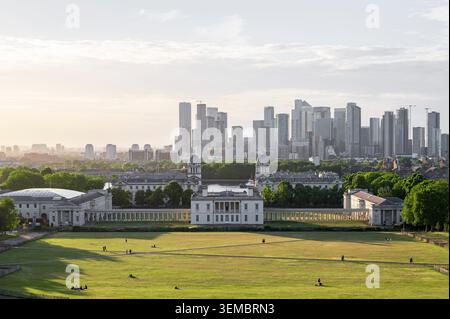 Ein heller, hoher Blick auf die symmetrischen historischen Gebäude von Maritime Greenwich und seine weitläufigen grünen Rasenflächen Stockfoto