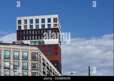 Moderne städtische Architektur mit einem modernen mehrstöckigen Wohn- oder Bürogebäude mit geometrischem Design, großen Fenstern, kontrastierendem weiß, Stockfoto