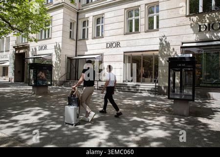 Berlin, Berlin, Deutschland. Juni 2026. Zwei Männer laufen am Samstag, 6. Juni 2026, an den Boutiquen von Dior in Berlin vorbei. Die deutsche Wirtschaft wuchs im ersten Quartal des Jahres nur bescheiden, so dass die Unternehmen einem erneuten Druck durch die Energiepreise und die nachlassende Nachfrage ausgesetzt waren. Einzelhandels- und Luxusviertel in der Hauptstadt bieten einen sichtbaren Kontrast zu den Bedenken über die allgemeine Konjunkturabschwächung in der Industrie und den Verbrauchern des Landes. (Kreditbild: © Michael Kuenne/PRESSCOV via ZUMA Press Wire) NUR REDAKTIONELLE VERWENDUNG! Nicht für kommerzielle ZWECKE! Stockfoto