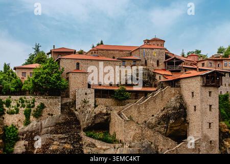 Großes Kloster von Varlaam auf dem hohen Felsen in Meteora, Thessalien, Griechenland. Stockfoto
